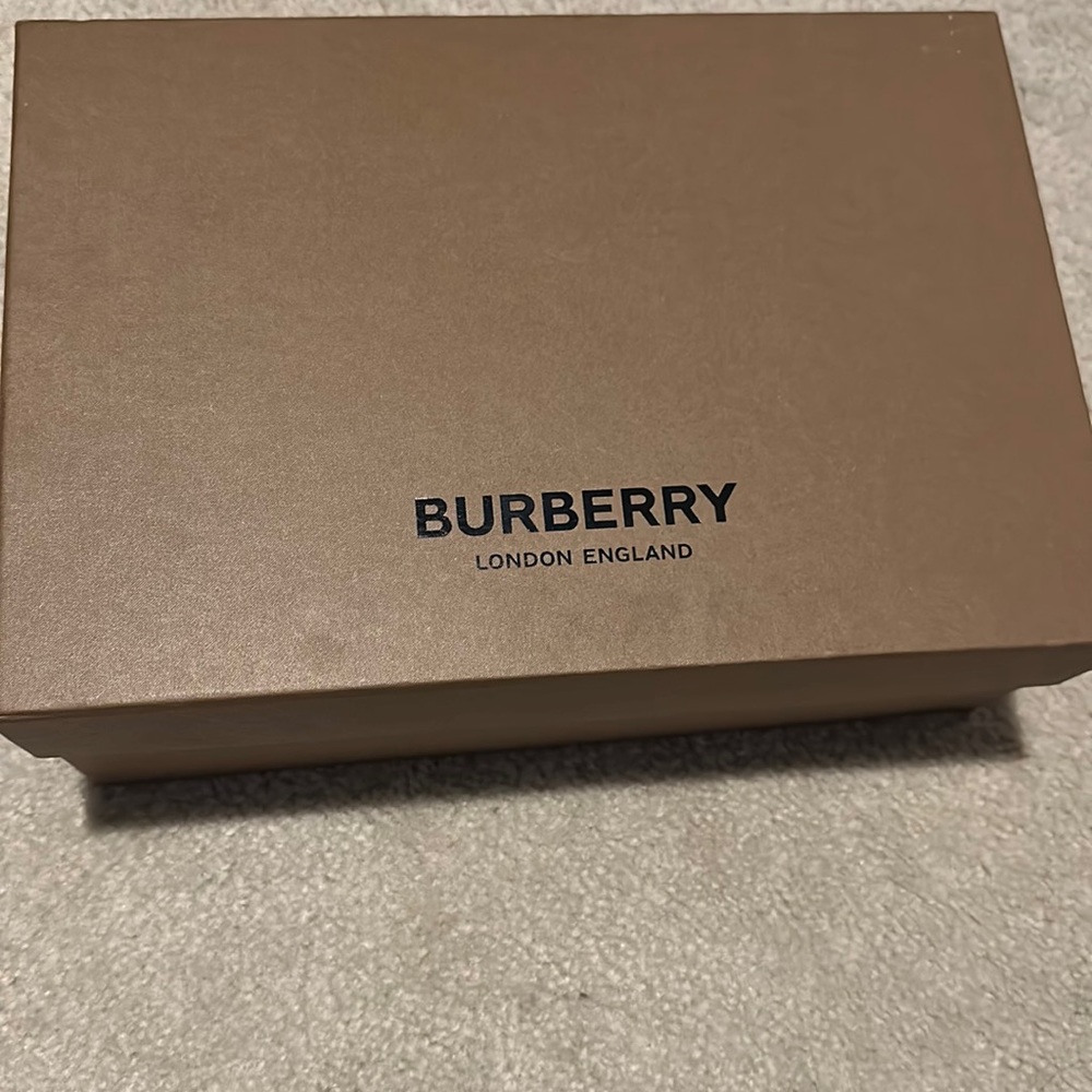 COPY - Brand new shoebox Burberry